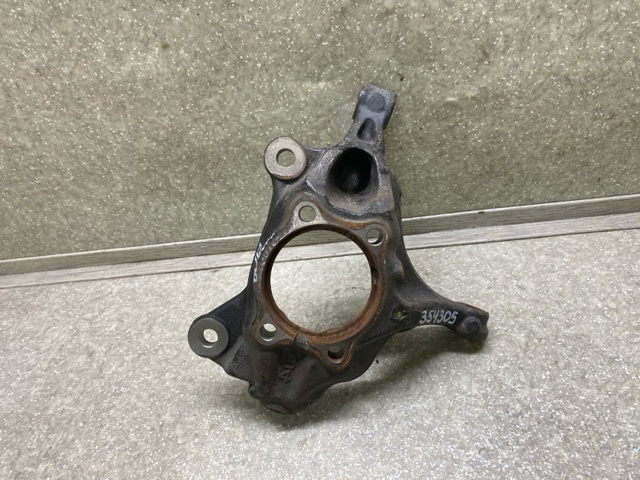 Цапфа поворотная левая B45A33031 MAZDA