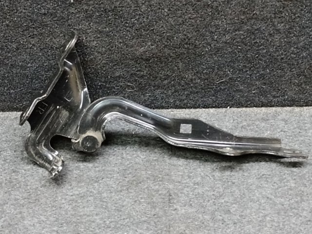 Правая петля капота  EG2152410B MAZDA