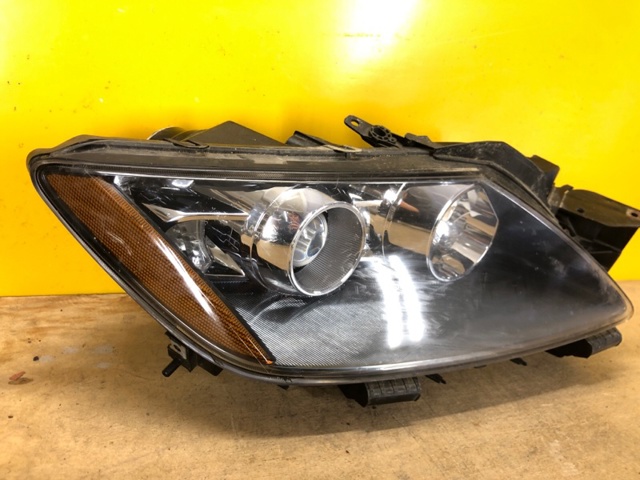 MAZDA EH1051030 Правая фара в наличии Ирпень