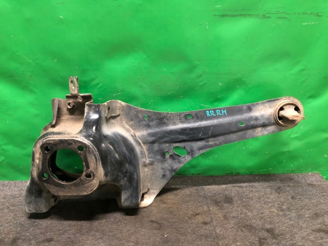 Цапфа - поворотный кулак задний, правый EH4428200 MAZDA