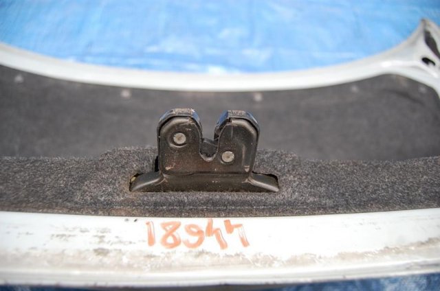 Замок крышки багажника G22C56820A MAZDA