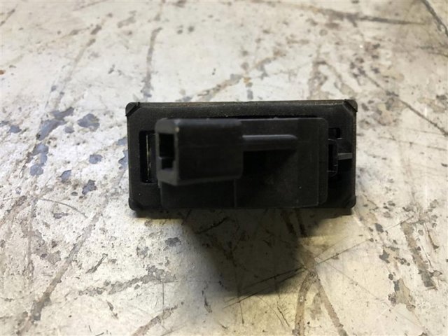 GHK1568D0 Кнопка привода замка крышки багажника (двери 3/5-й (ляды) купить Черновцы