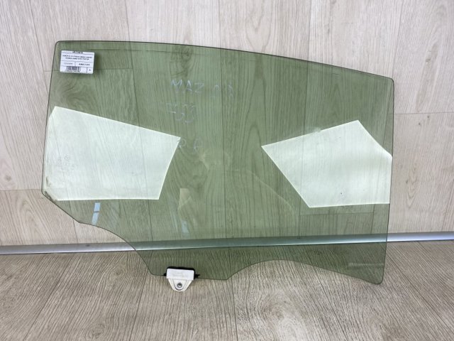 Стекло задней правой двери GHK172510C MAZDA