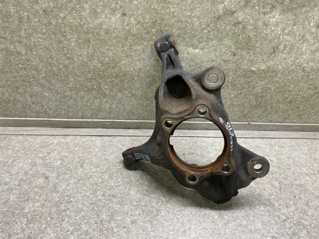 Цапфа (поворотный кулак) передний правый GHP933021A MAZDA