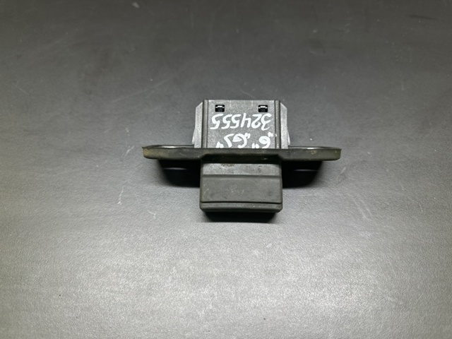 Кнопка привода замка 3/5 двери (ляды)/крышки багажника GHP9624B0 MAZDA