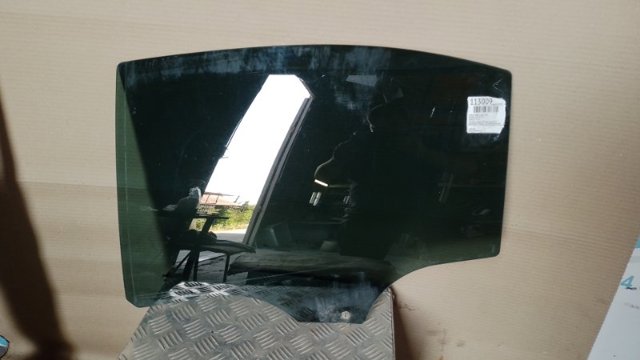 Стекло двери задней левой GJ6A73511C MAZDA