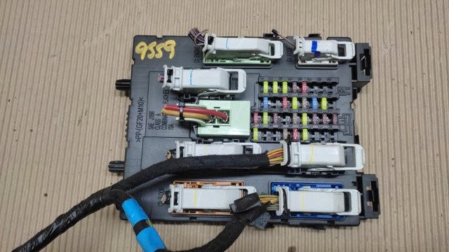 Блок предохранителей задний, салонный GV6Z14A068AH FORD