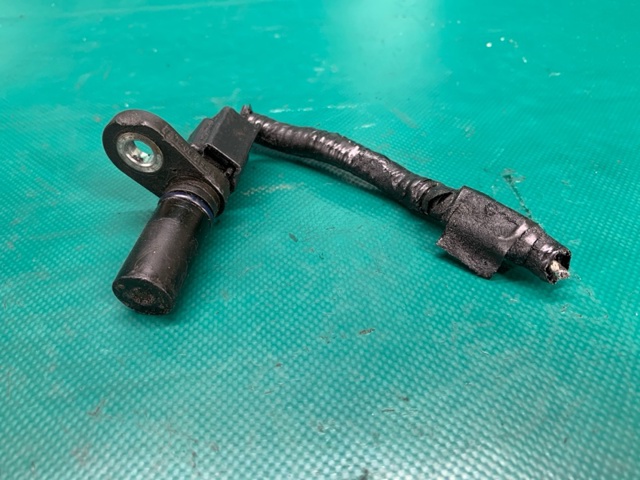 Датчик оборотов коленвала GY0118221 MAZDA