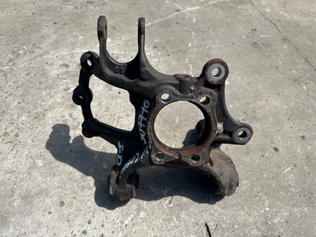 Цапфа (поворотный кулак) задний левый KB9A2612X MAZDA