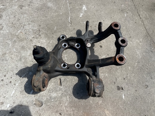 KB9A2612X Цапфа (поворотный кулак) задний левый купить Львов