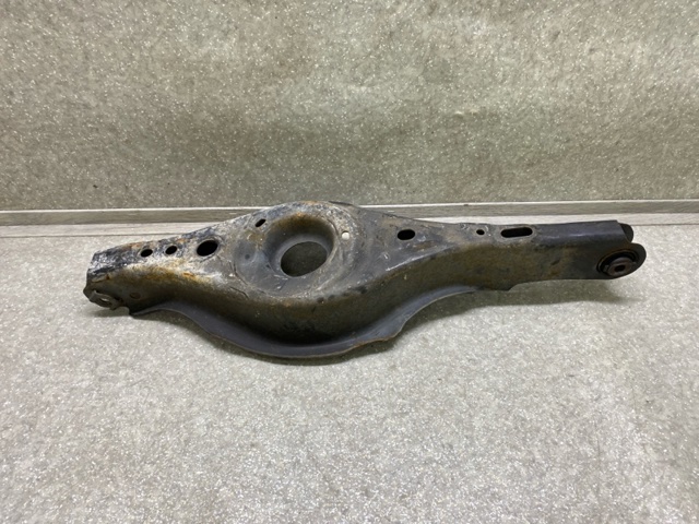 Рычаг задней подвески нижний, левый KD3528350 MAZDA