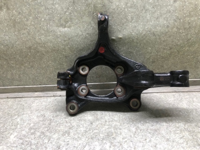 Кулак поворотный передний левый KD3533031 MAZDA