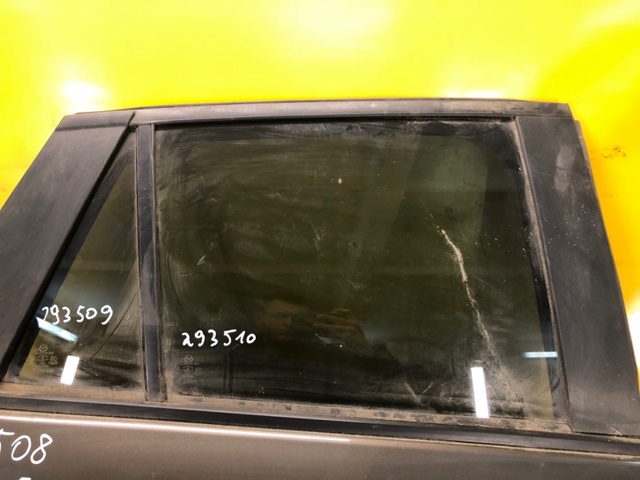 Стекло задней правой двери KD4772510 MAZDA