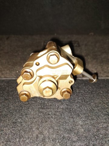 Масляный насос двигателя L31014100J MAZDA