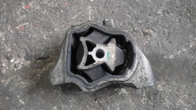 Нижняя подушка двигателя LR004511 LAND ROVER