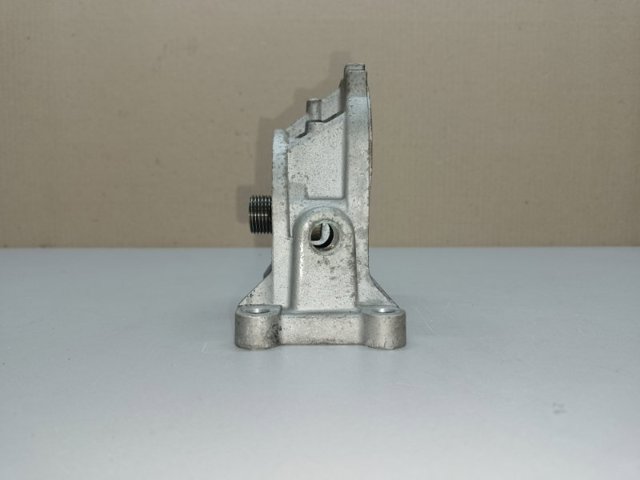 Кронштейн масляного фильтра LR030369 LAND ROVER