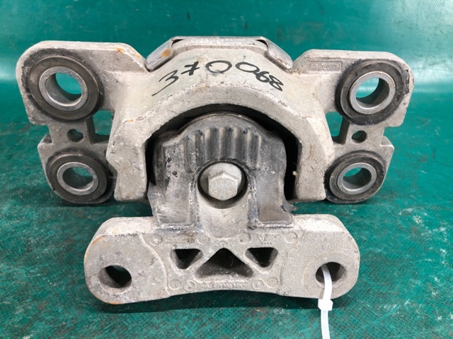 Подушка трансмиссии (опора коробки передач), левая LR061456 LAND ROVER