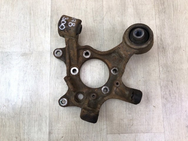 Кулак поворотный правый MR992532 MITSUBISHI