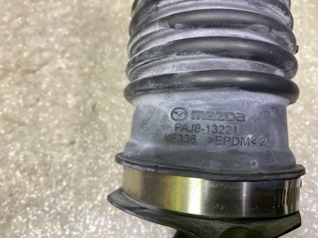 PAJ813221A MAZDA Выпускной патрубок воздушного фильтра купить в Кривой Рог