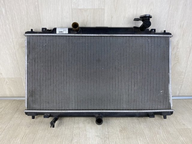 Радиатор охлаждения двигателя PE1615200 MAZDA