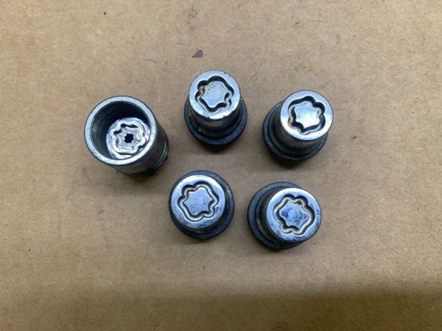Гайка колеса PW45600013 TOYOTA
