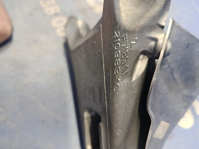 Кронштейн подушки (опоры) двигателя, правой 22116871208 BMW