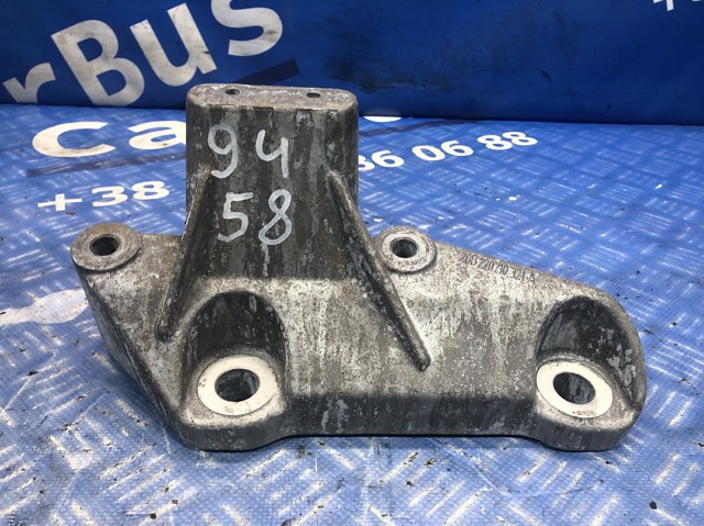 Кронштейн подушки (опоры) двигателя, правой 31686306 VOLVO