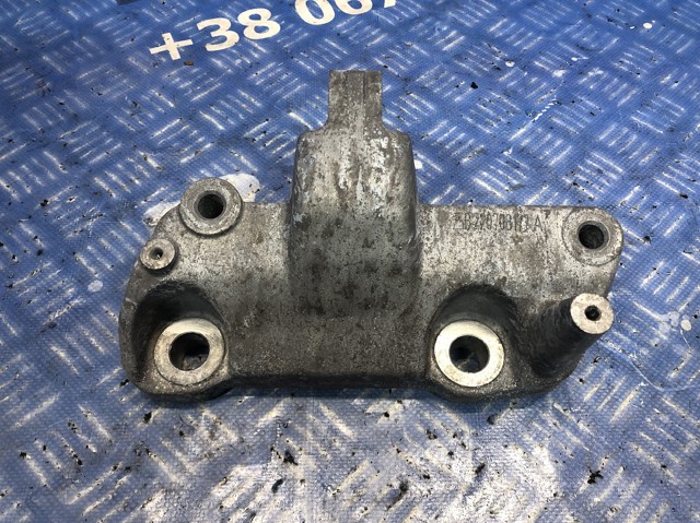 Кронштейн подушки (опоры) двигателя, левой 31686307 VOLVO