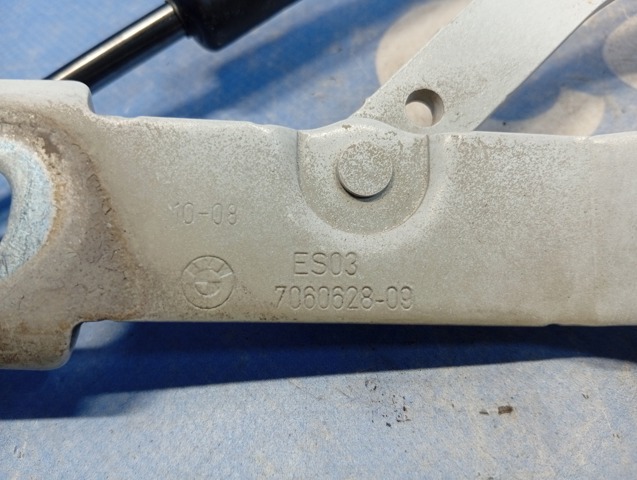 BMW 41627210675 Петля крышки багажника в наличии Чернигов