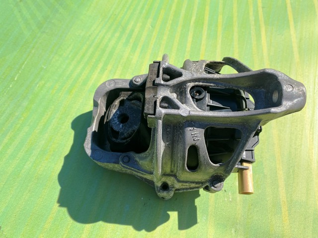 Подушка двигателя 4M0199372FF VAG