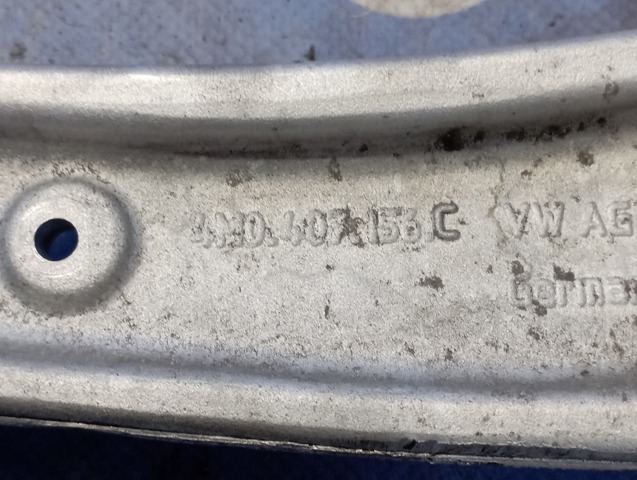 Нижний правый рычаг передней подвески 4M0407156C VAG