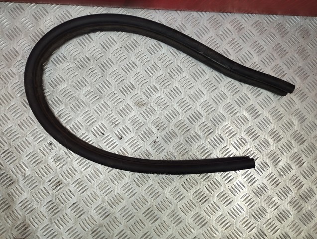 Уплотнитель под капот 4M0823723 VAG