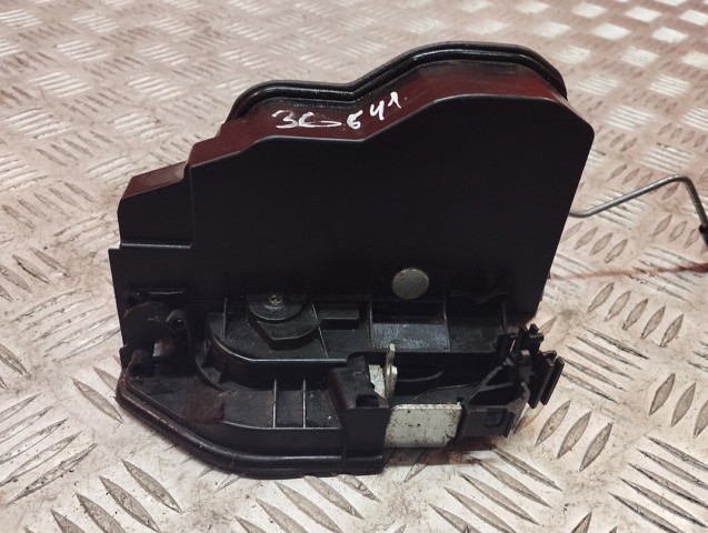 Замок двери задней правой 51227318418 BMW