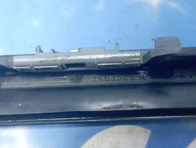 Правый молдинг ветрового стекла 51317463528 BMW