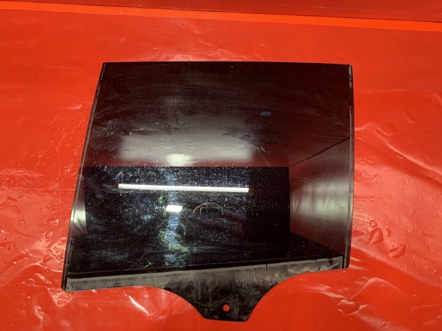 Стекло двери задней левой 51357470629 BMW