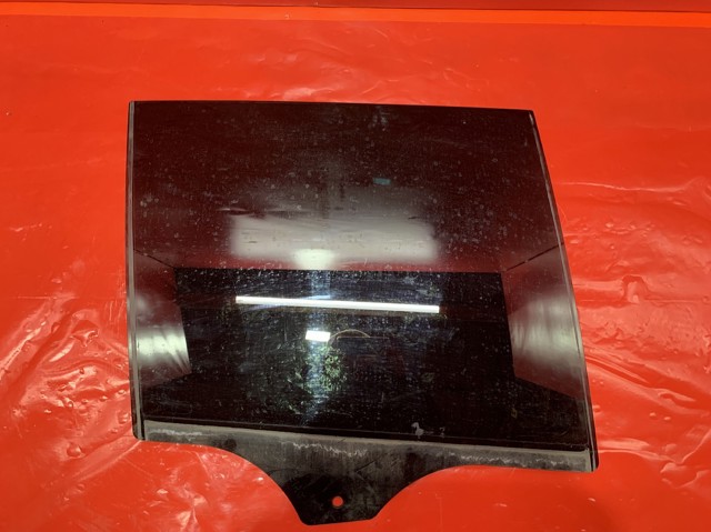 Стекло задней правой двери 51357470630 BMW