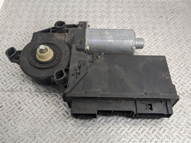 7L0959795 Мотор стеклоподъемника двери задней левой купить Киев