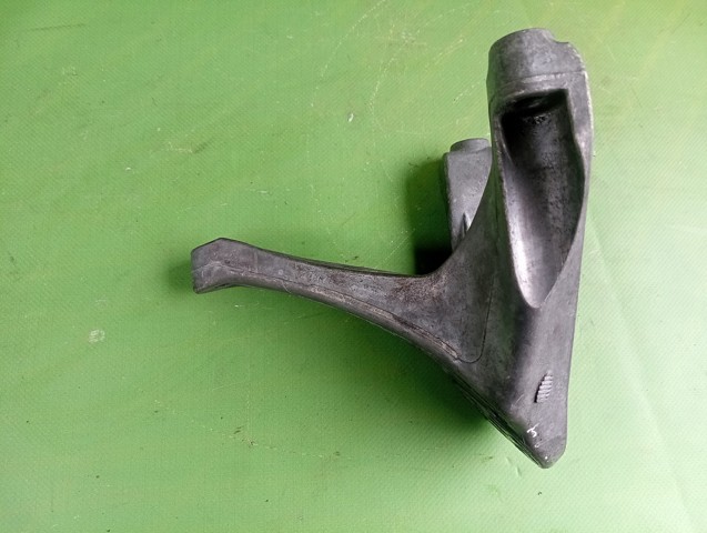 VAG 7L8199308F Кронштейн подушки (опоры) двигателя правой в наличии Украина