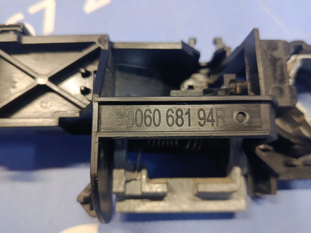 Держатель наружной ручки двери, передней правой 806068194R RENAULT