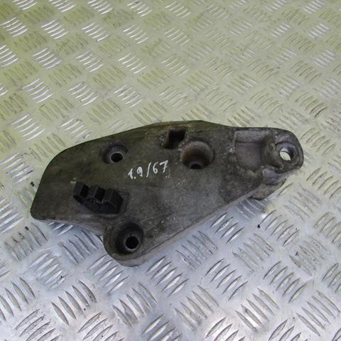 Кронштейн подушки (опоры) двигателя, правой 8200003828 RENAULT