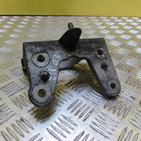 Крепление подушки коробки передач 8200219372 RENAULT
