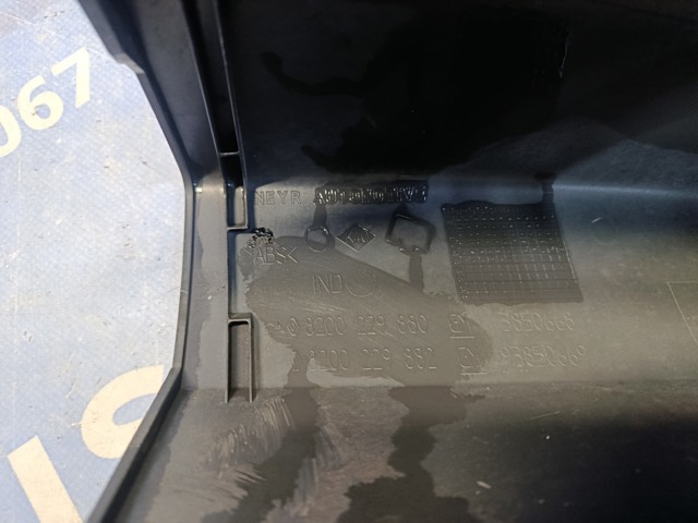 Клык заднего бампера правый 8200229880 RENAULT