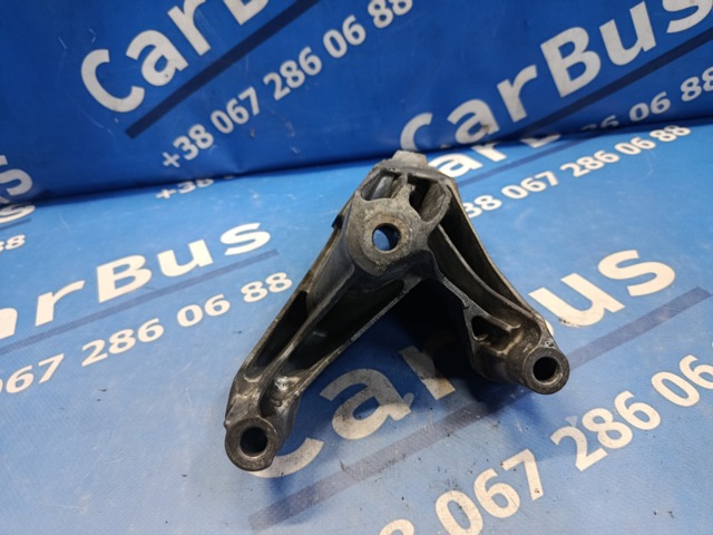 Кронштейн подушки (опоры) двигателя, левой 8K0199307CC VAG