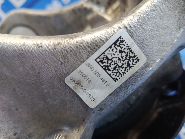 Кулак поворотный левый 8R0505431F VAG