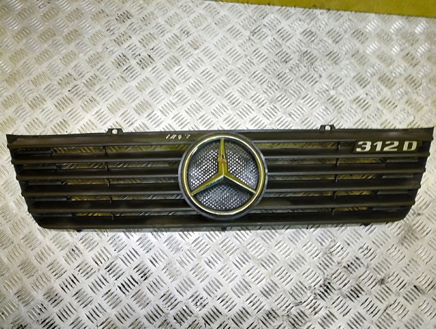 Решетка радиатора 9018880123 MERCEDES