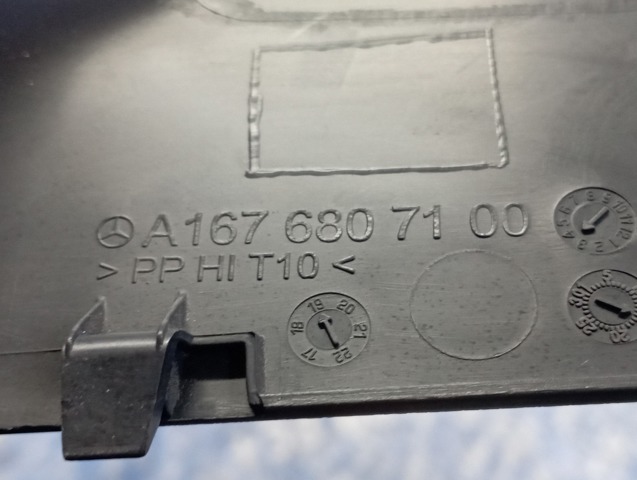 Крышка боковая панели "торпедо", правая A1676807100 MERCEDES