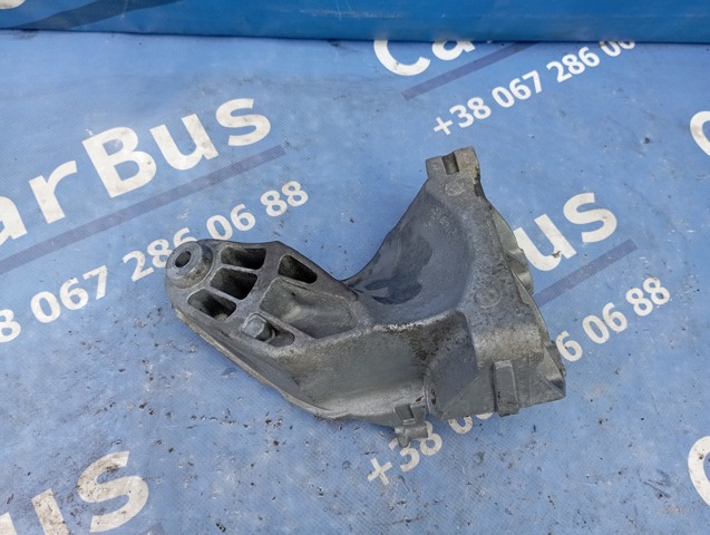Кронштейн подушки (опоры) двигателя, левой A6512230004 MERCEDES