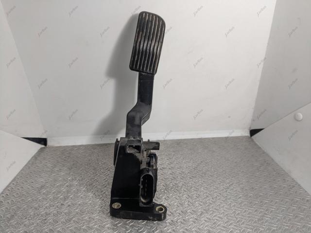 Педаль акселератора A9013000404 MERCEDES