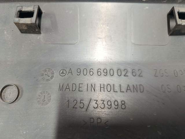 Молдинг двери передней правой нижний A9066900262 MERCEDES