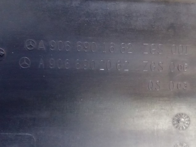 Накладка крыла заднего правого A9066902062 MERCEDES